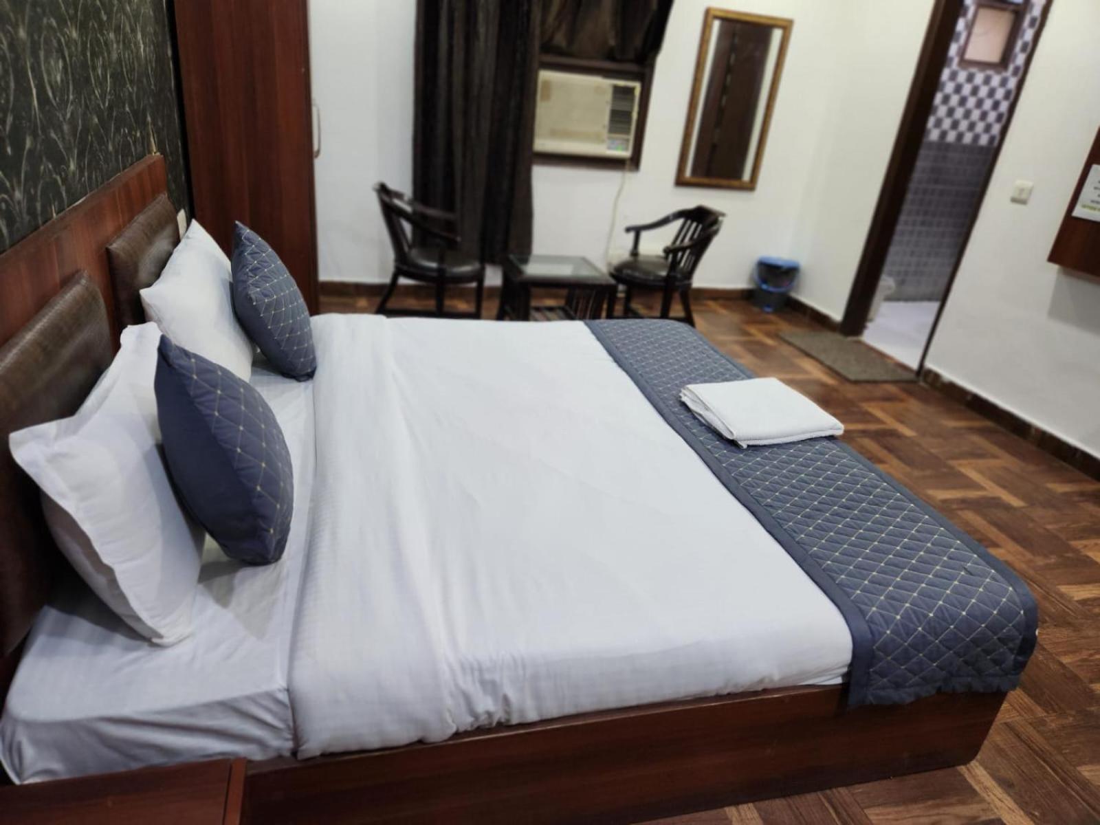 Hotel Naveen New Delhi Ngoại thất bức ảnh